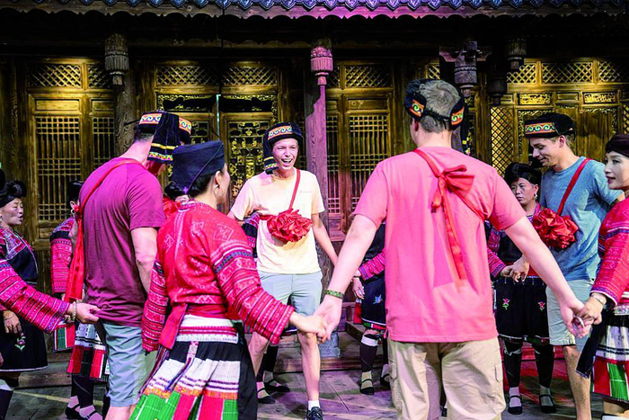     外国游客在广西龙胜各族自治县龙脊镇黄洛瑶寨游玩    新华社发