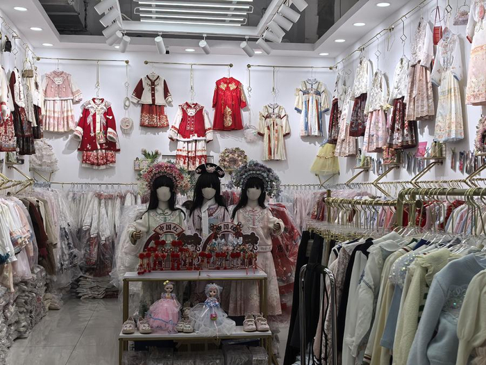 百荣世贸商城内的一家儿童汉服店铺。