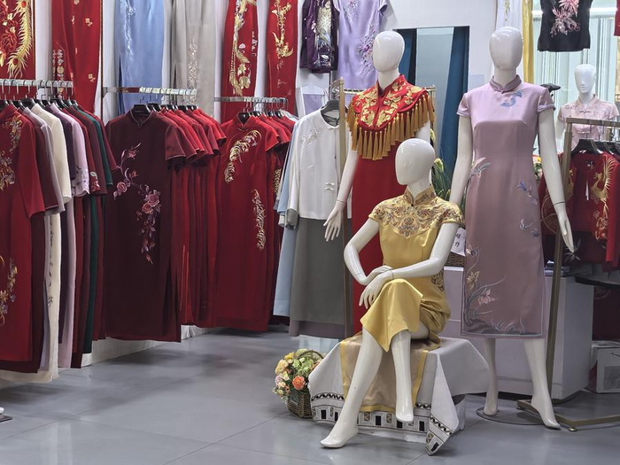 旗袍、马面裙、中式马甲等国风服饰近日迎来热销。