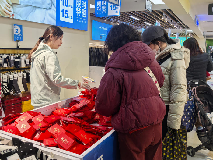消费者在选购红袜子。