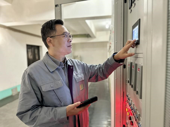 青州卷烟厂变配电工在对配电设备运行状态进行巡检。杨震 摄