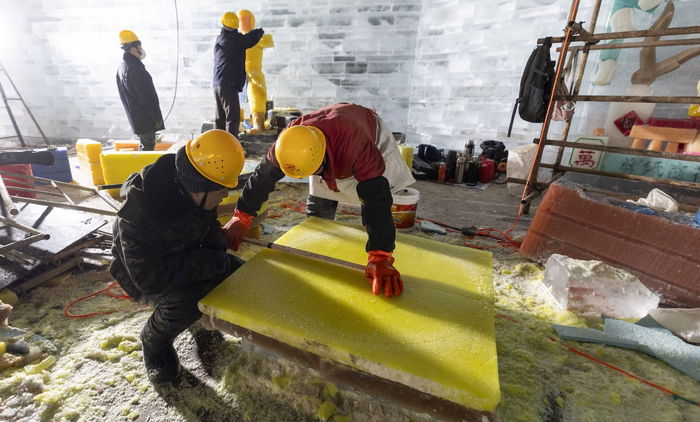 工作人员准备对彩冰进行切割。