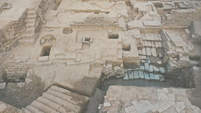 遗址中发现的驳岸、石阶等遗迹，可能是用来运送货物进入市舶司检阅的码头。（资料图片）