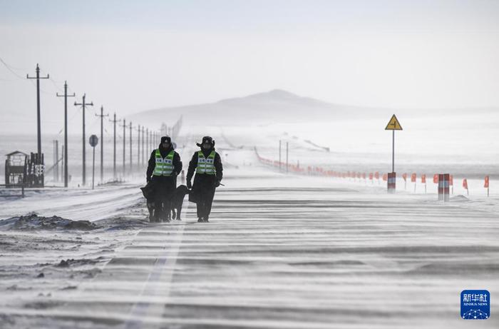   2025年1月8日，马背警队的民警张柏何（左）和陈子渊去检查站执勤。新华社记者 连振 摄