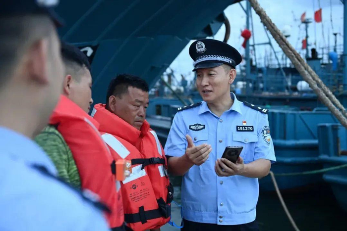 △孙建豪同渔民交流