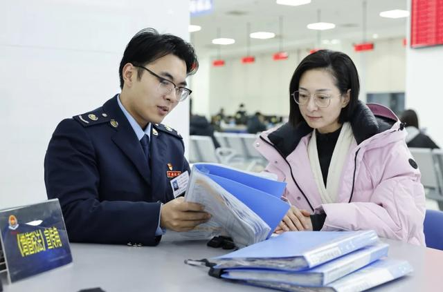 国家税务总局青岛市税务局在办税服务厅设立宣传角，为纳税人缴费人解答新出台的增值税法相关知识。万云军 摄