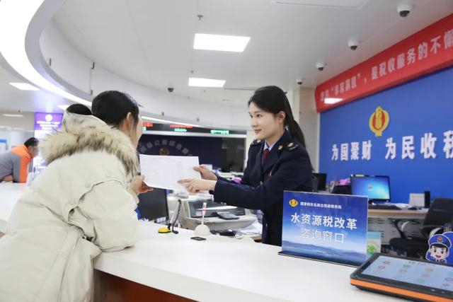 国家税务总局古田县税务局在办税服务厅开设水资源税改革咨询窗口，税务干部为企业财务人员现场讲解水资源税改革政策。程志强 摄