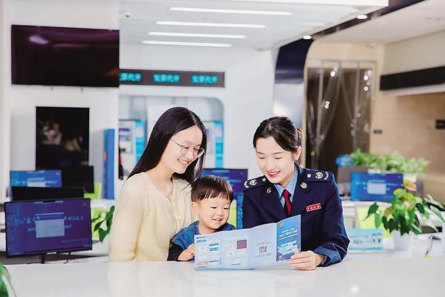 税务干部在办税服务厅为纳税人讲解婴幼儿照护、子女教育等专项附加扣除确认事项。金佳丽 摄