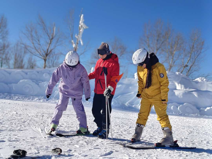 人们在滑雪场滑雪。（受访单位供图）