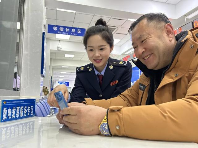 国家税务总局清原满族自治县税务局帮助纳税人通过手机电子税务局开具数电发票。朱大伟 摄