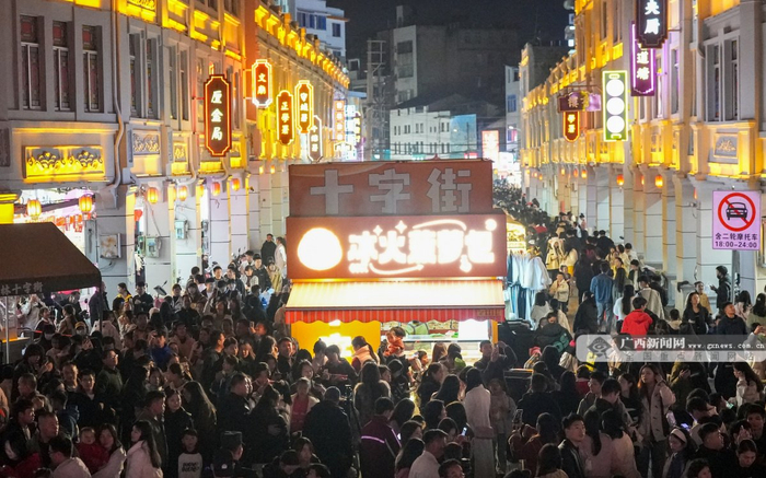 玉林十字街人潮涌动。