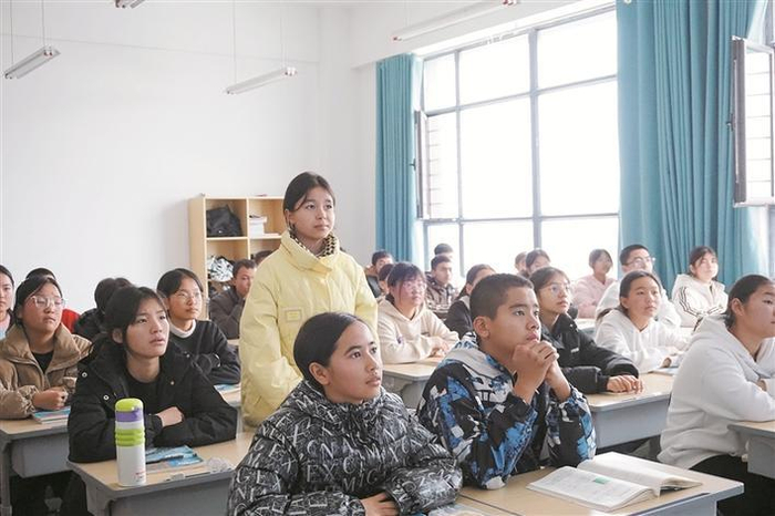     1月5日，三师四十二团学校8年级学生乃非姆·司马义（站立者）在回答老师提出的问题。    兵团日报全媒体记者  常丫丫  摄