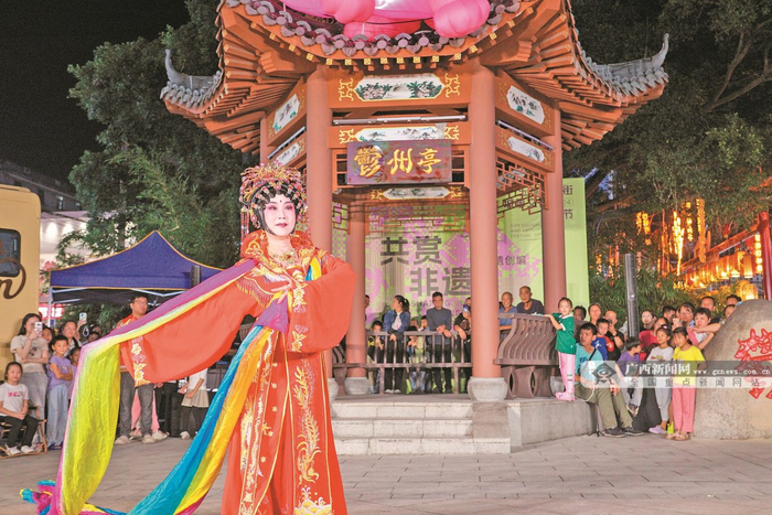 玉林十字街不定期举行传统文化展演吸引游客。玉州区融媒体中心记者 李荣 摄