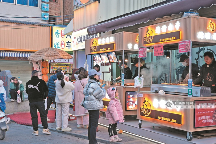 市民在排队购买美食。玉州区融媒体中心记者 李荣 摄