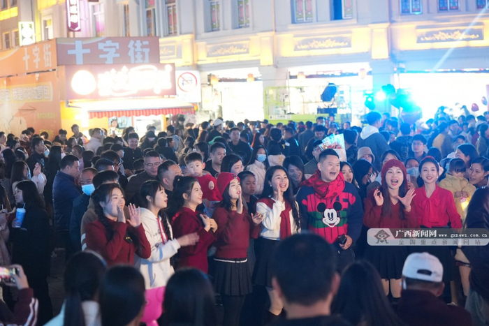 今年元旦，超30万人次来到玉林十字街一同跨年。