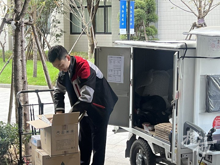 肖晨在派件