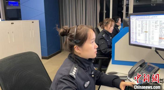 接警员平均每天接报警电话200至300通。杭州公安 供图