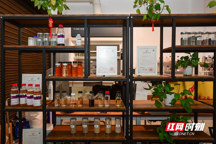 李镓睿公司架子上摆放的证书和产品。