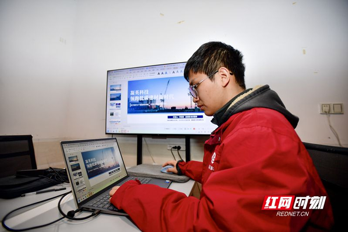 湖南大学化学化工学院2024级博士研究生、湖南凝英新材料科技有限公司创始人李镓睿。