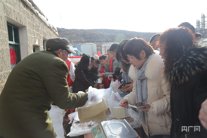 带着乡土味儿的年货受追捧（央广网发  赵佳瑶  摄）