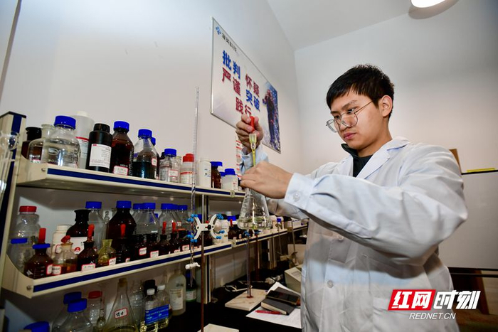 李镓睿在公司实验室做实验。