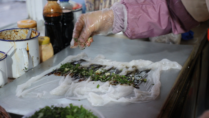 制作中的巧家卷粉 余庆德 摄