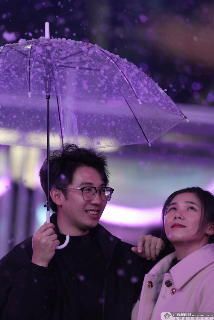 玉林十字街成为越来越多年轻人娱乐、休闲的目的地。