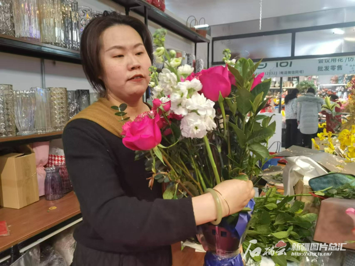 1月7日，乌鲁木齐市新联花卉市场经营户廖红红正在插花。石榴云/新疆日报记者 高峰摄