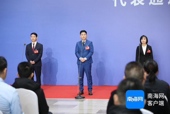 吴坤仲（中间）在答记者问时建议，海口应多举措为吸引青年就业创造更好“硬条件”“软服务”。记者 郑光平 摄