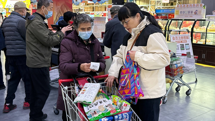 市民游客正在年货节上购物（央广网发  实习记者贾明睿  摄）