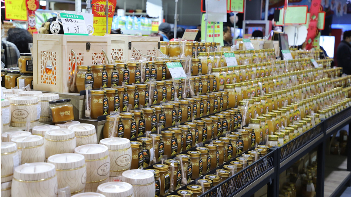 中欧班列将进口商品摆上超市货架（央广网发  实习记者王驰竹  摄）