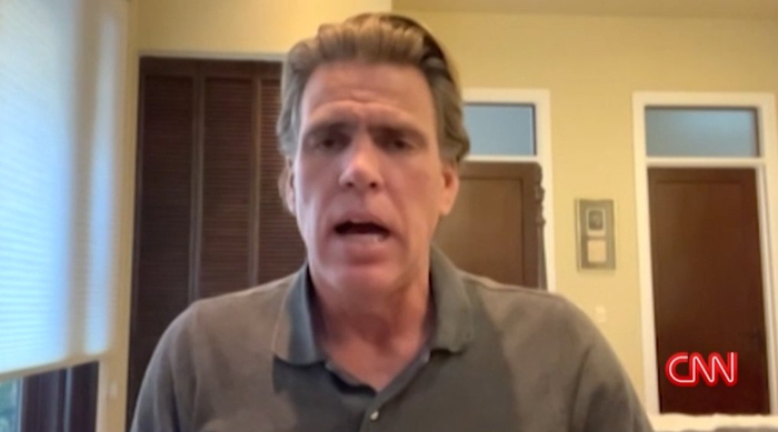 当地时间1月10日，小加里・霍尔在受访时谈及亲历洛杉矶大火的经历。 CNN视频截图