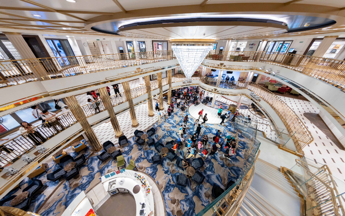 　　图为2024年5月26日拍摄的国产大型邮轮“爱达·魔都号”大厅。新华社发 （王翔 摄）