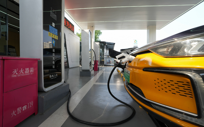 　　图为2024年10月12日，在北京木樨园公交场站隆瑞三优超级充电站内，新能源小客车在充电。新华社发（鞠焕宗 摄）