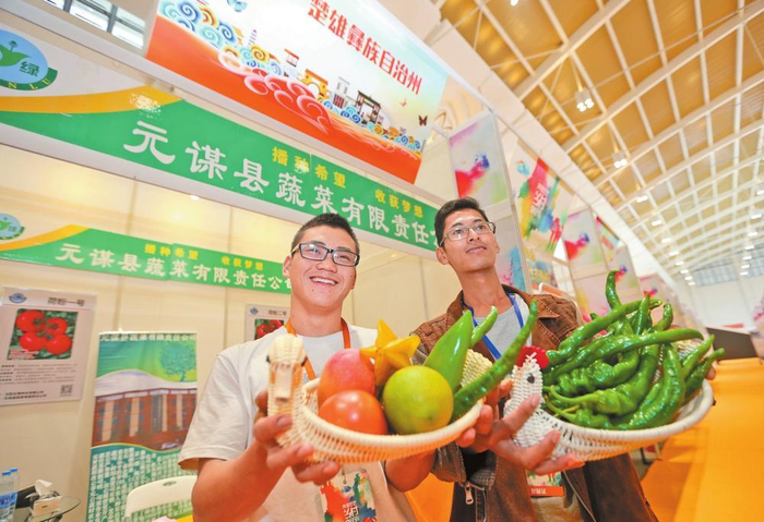 生鲜果蔬搭上“互联网＋”销售快车 记者 杨峥 摄