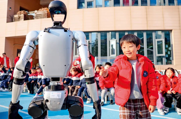 浙江省宁波市江北区甬港幼儿园的孩子们在科普活动现场近距离观察人形机器人（2025年1月2日摄）江汉摄/本刊