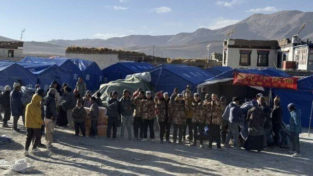 马忠明爱心拉面团队和灾区群众在一起。