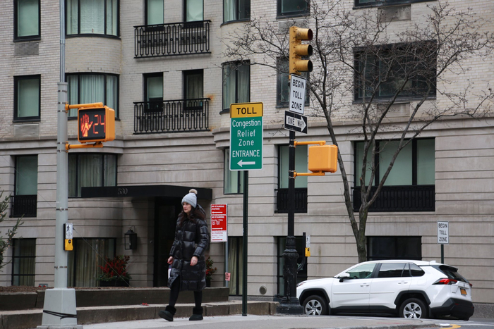 图为1月5日行人通过曼哈顿岛拥堵减缓区北端一个人行横道。新华社记者刘亚南摄