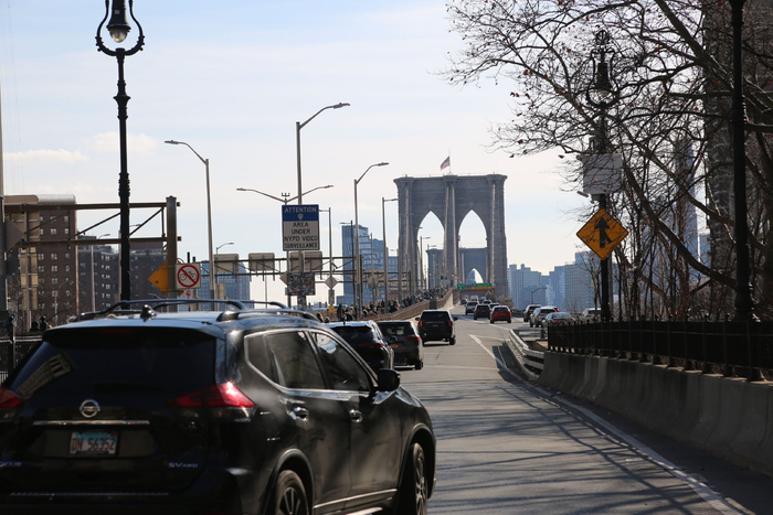 图为1月3日车辆在布鲁克林大桥曼哈顿一侧道路上行驶。新华社刘亚南摄