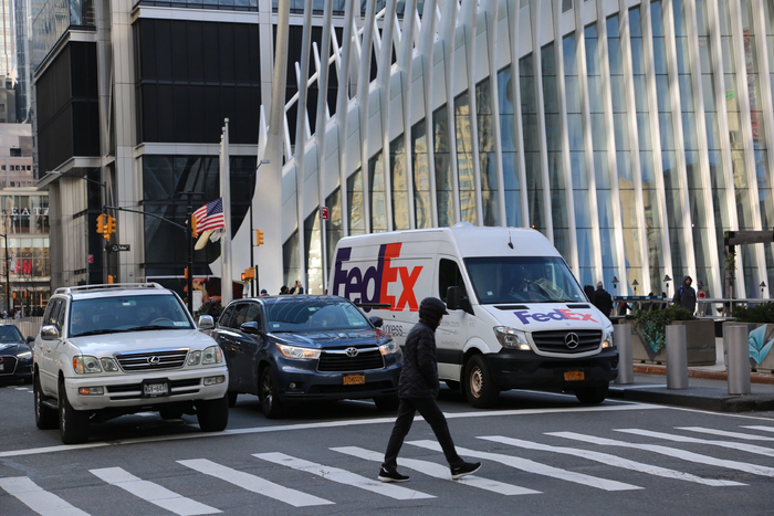 图为1月3日行人通过世界贸易中心车站附近一个路口。新华社记者刘亚南摄