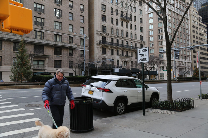 图为1月5日行人通过曼哈顿岛拥堵减缓区内、北端一个人行横道。新华社记者刘亚南摄