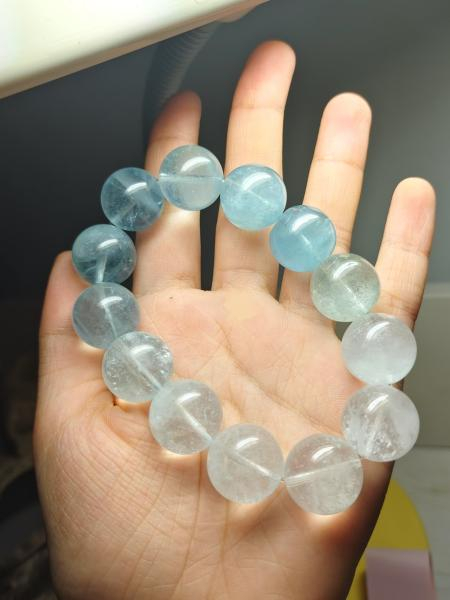 周子茗购买的渐变海蓝手串。 受访者供图