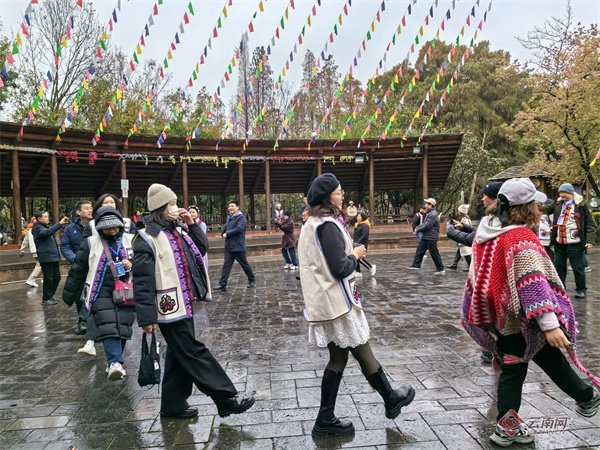 来访嘉宾体验云南打跳