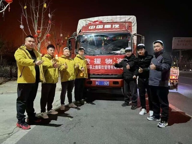 马忠明爱心团队连夜运送物资。