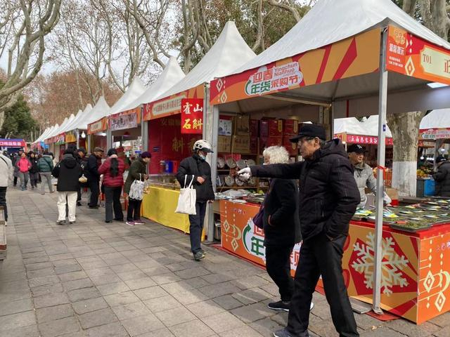 图说：年货市集里消费者络绎不绝 来源/张钰芸 摄（下同）