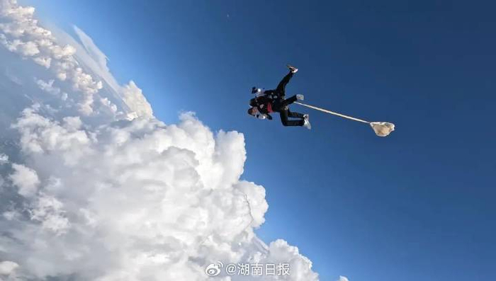 （消费者在长沙体验高空跳伞。