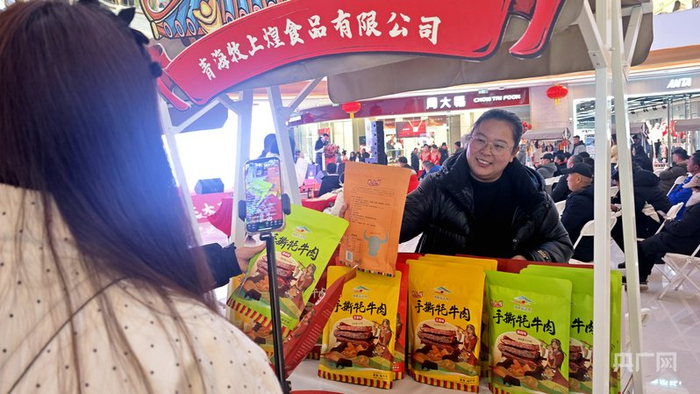 年货大集现场，市民游客品尝采购（央广网记者  汪晓青  摄）
