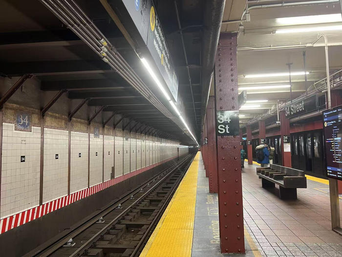 图为2024年11月29日“黑色星期五”当日晚纽约市曼哈顿中城一个地铁站站台。新华社记者刘亚南摄