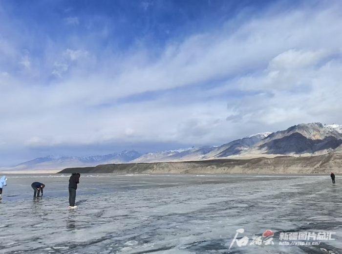 　　2025年1月1日，白沙山-白沙湖景区内不少游客在冰面游玩。石榴云/新疆日报记者 肖春飞摄