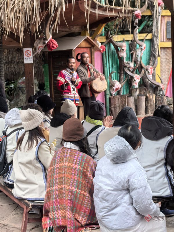 参访团与表演者同唱歌曲